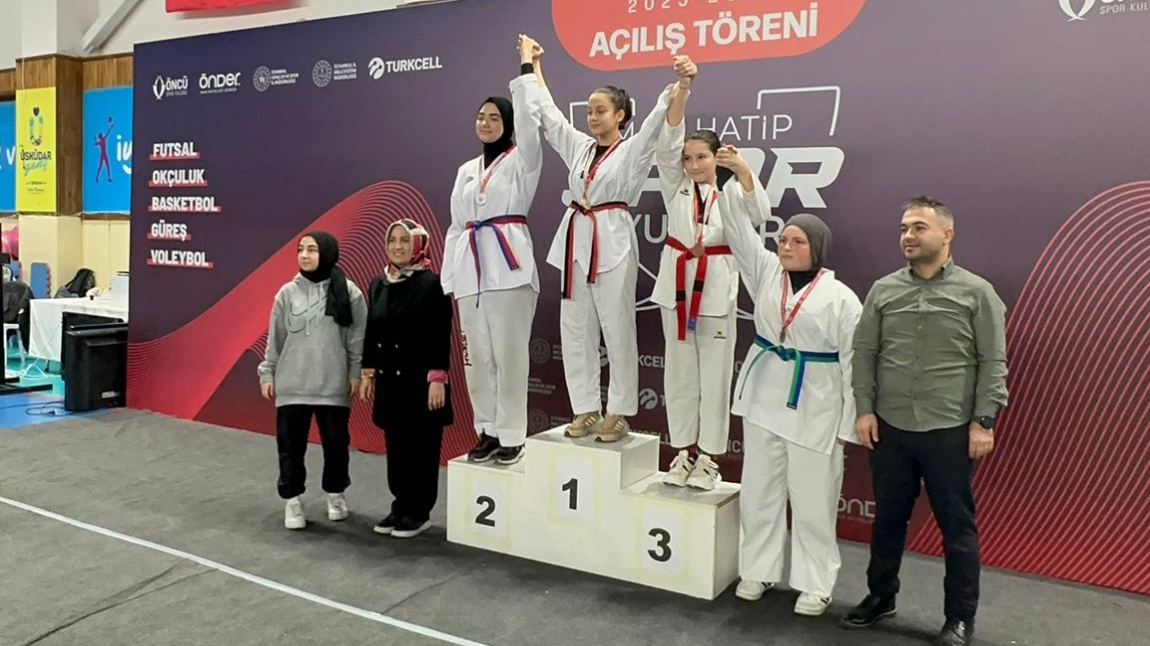 Öğrencimiz Aleyna Ela ARINÇ İmam Hatipliler Arası Tekvando Turnuvasında İstanbul 3.su olmuştur.